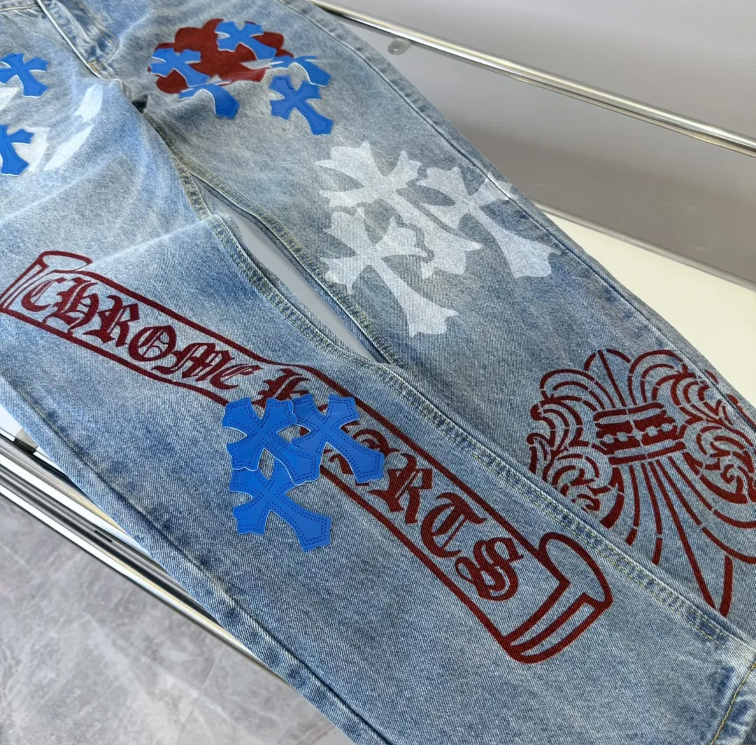 🅿️290 Style No.: D71 Chroe Hets CH Chroe Hetzer washed blue jeans, ceiling-level jeans, a pair is hard to find at the counter‼ ️ About Zangyin ✅ This is an extremely luxurious fashion brand that can also be called the aristocracy of the high street. It has always been an exclusive brand for some hipsters or the rich second generation. The color of this model is already very eye-catching by using a unique washed material. It is decorated with pink patchwork cross flowers, which cleverly highlights the charm of the brand. Secondly, this model adopts a classic high-waist cut design, which highlights the long legs and fashionable temperament of the upper body. The brand is highly recognizable and the slim-fitting configuration is more suitable for daily wear. The personality will be fashionable and the specifications can be seen at a glance. Materials and technology ✅ Needless to say, this point goes without saying. As an excellent craftsman brand, Zangyin's requirements for details and craftsmanship are really perfect. The washed color of this model has gone through a lot of processes, not to mention the embellishment of the denim appliqués. It is also purely handmade and sewn. Just like what they believe in, only handmade things have soul and have the meaning of wearing. A top-notch heavy-duty fashionable denim item, recommended by both hands‼ ️Size# 28 30 32 34